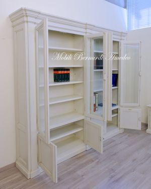 Libreria in stile classico  finitura colore bianco anticato con ante chiuse e ante a vetro da soggiorno o studio